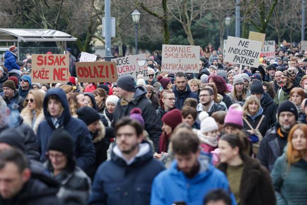 Zagreb: Prosvjed protiv kompleksa industrijskih megafarmi i klaonica peradi u Sisačko-moslavačkoj županiji