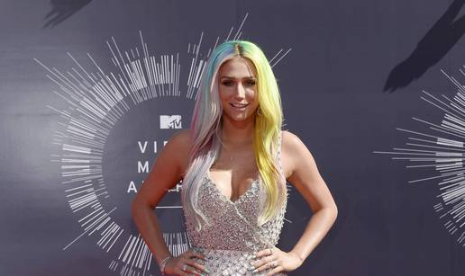 Kesha: Tjerao me da se opijam i drogiram, a htio me i silovati