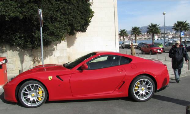 Split: Kerumov Ferrari 599 GTB mami pogled parkiran ispred zgrade Banovine 