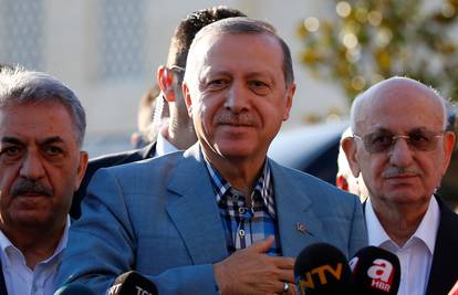 Erdoganu pozlilo na molitvi u Istanbulu: Pružali mu pomoć