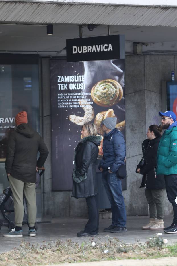 
Zagreb: Gužve na autobusnom kolodvoru ispred rijetko otvorenih dućana i pekarnica u gradu