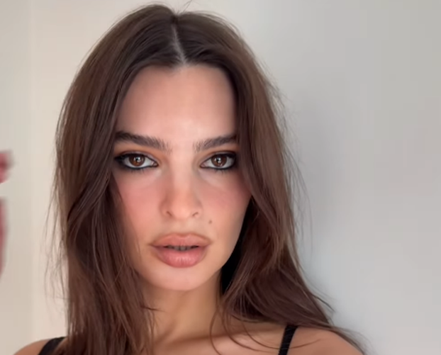 FOTO Emily Ratajkowski pozira u čipkastom prozirnom grudnjaku: Pokazala i previše?