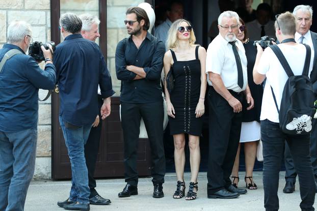 Vela Luka: Obitelj, prijatelji, suradnici i obožavatelji došli se nakloniti i oprostiti od Olivera 