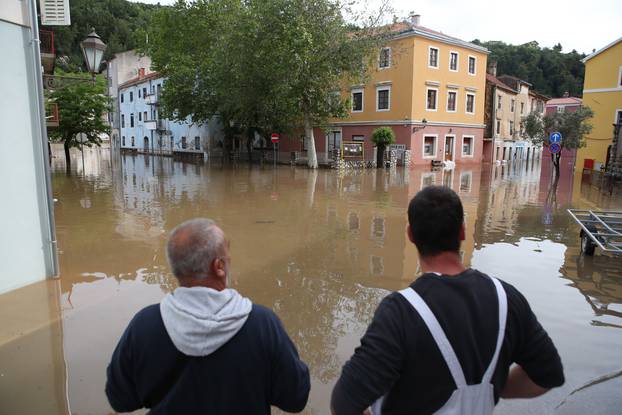 Vodostaj Zrmanje i dalje raste, Obrovac poplavljen, proglašeno izvanredno stanje