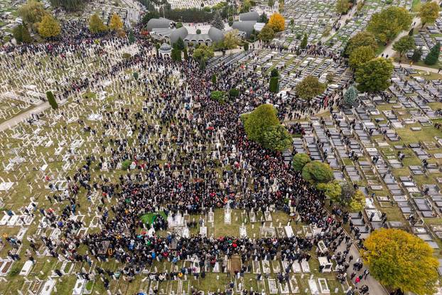 Sarajevo: Pogled iz zraka na posljednji ispraćaj Halida Bešlića na gradskom groblju Bare