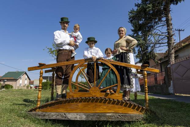 Komletinci: Obitelj Čelebić njeguje stare slavonske običaje