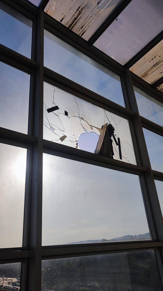 Galerija maksimirskog kaosa! Razbijeni prozori, prevrnuti WC, pokidani panoi, voda u tunelu...