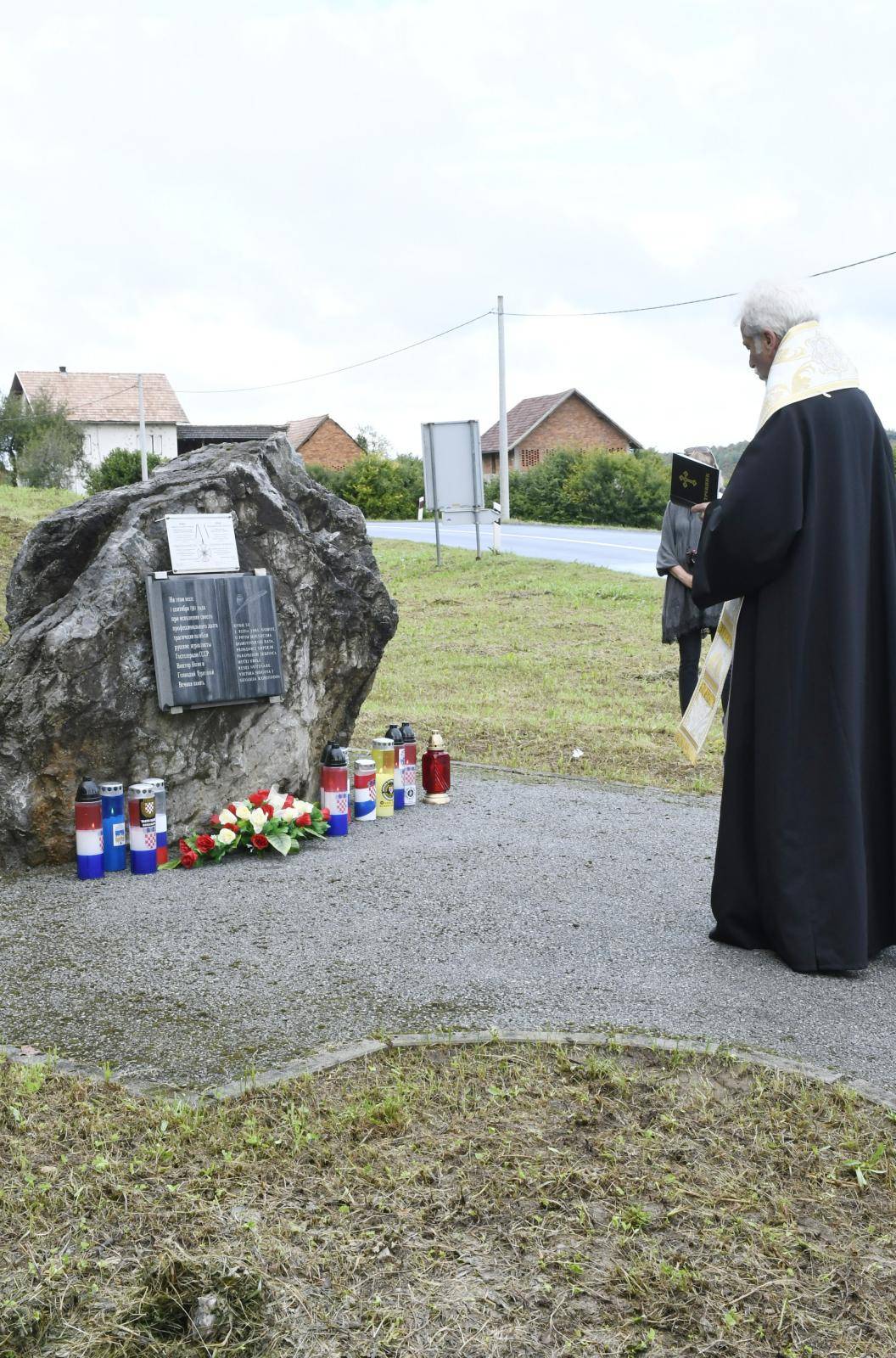 Panjani: Polaganje vijenaca kod spomen obilježja poginulim ruskim novinarima