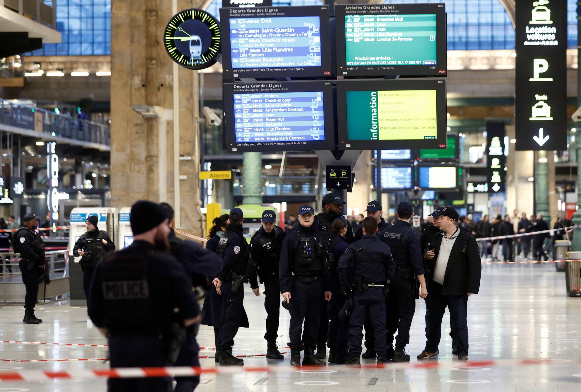 Man with knife wounds several at Paris' Gare du Nord station