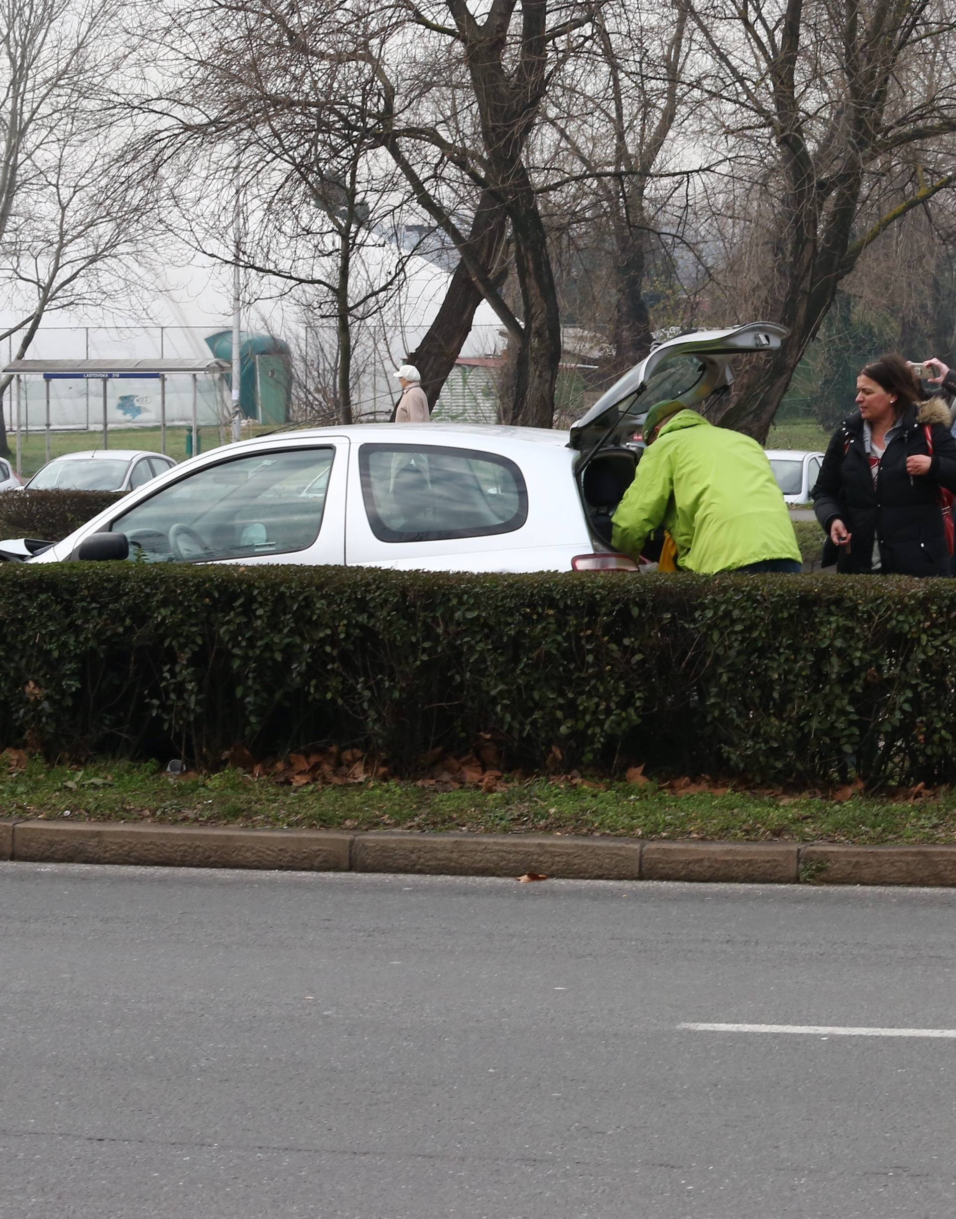 Auto se sudario s kamionom pa odletio i zabio se u tramvaj