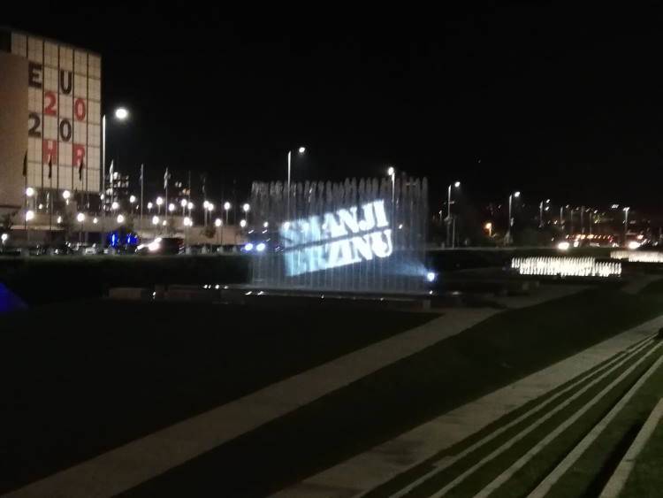 Policija uoči Martinja projicirala poruke na fontane u Zagrebu