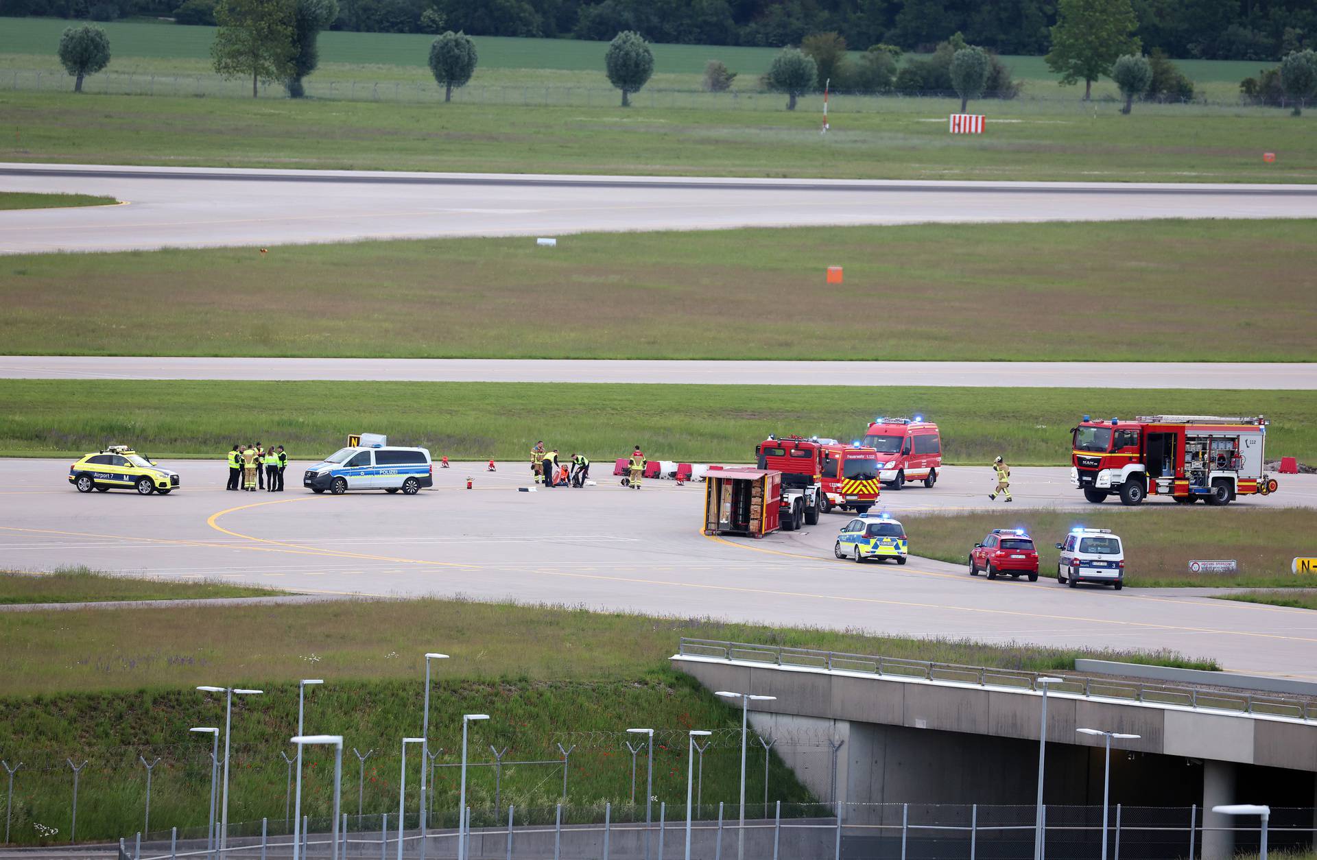 Climate activists paralyze Munich airport