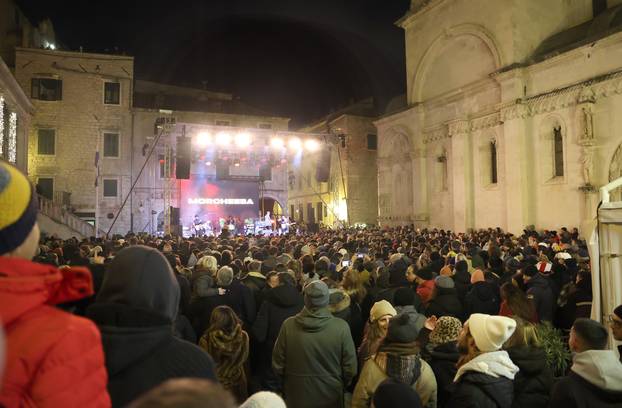 Šibenik:  Britanski trip-hop bend Morcheeba uveo je šibencane i njihove goste u novu 2026.godinu