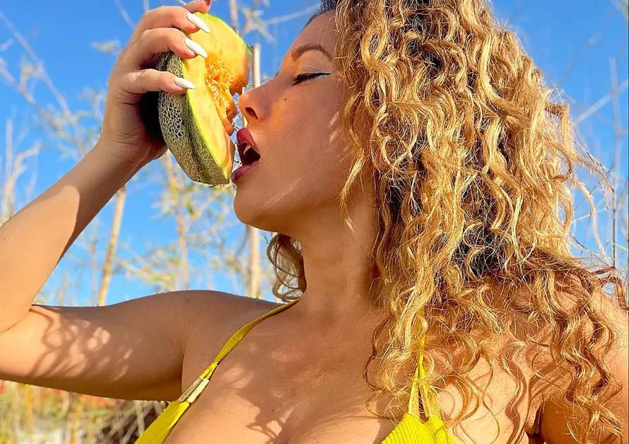 U oskudnom badiću Celzijus se časti voćem: 'Okusi moju dinju'