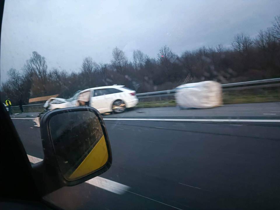 Nesreća kod Zaprešića: Na dva auta pale bale sjena s kamiona