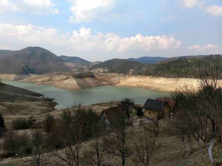 'Ukleto' jezero: Presušilo je pa izronile kuće, crkva i grobovi...