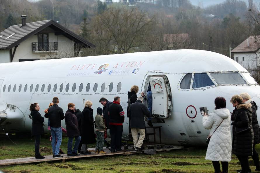 Doček u party avionu: Uz ples i vatromet  'uletjeli' su u Novu...