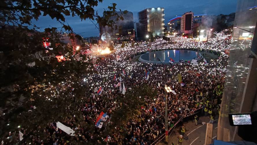 Pogled  iz zraka trga Slavija, na kojem se održava završni skup izborne liste „Studentska lista – Studenti pobjeđuju!”
