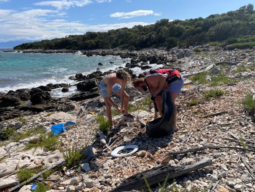 Belgijci čistili na otoku Molatu: Pridružili su se zadarskim izviđačima u ekološkoj akciji
