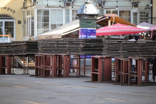 Zagreb: Zboj najavljene renovacije uklonjeni su štandovi s platoa tržnice Dolac