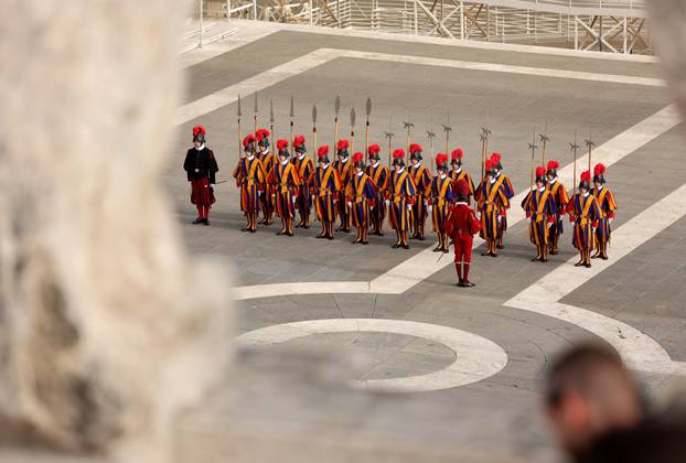 Rim: Brojni vjernici na Trgu sv. Petra čekaju procesiju s tijelom pape Franje