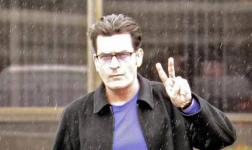 Charlie Sheen u Plazi pijan i gol demolirao hotelsku sobu 