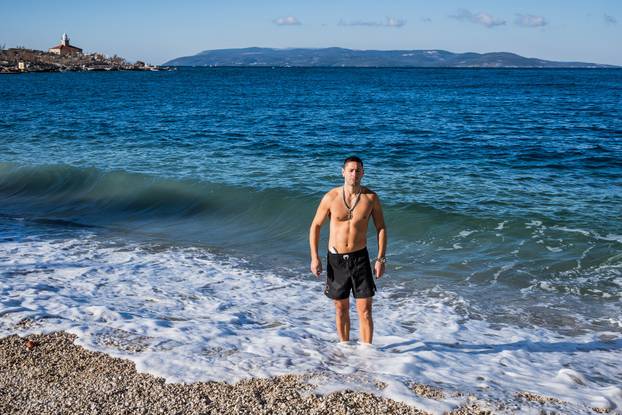 24sata: Makarska: Robert Tarčuki se već 269 dana svakodnevno kupa u moru
