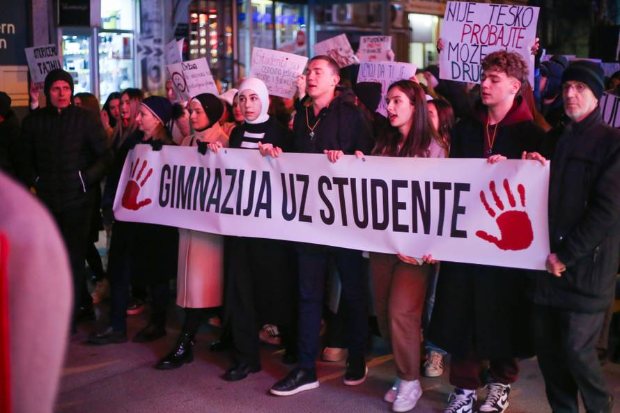 Građani Novog Pazara su se na poziv studenata okupili ispred Sveučilišta te krenuli u prosvjednu šetnju