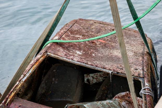 Zadar: Izvlačenje auta koji je 18 godina bio u moru