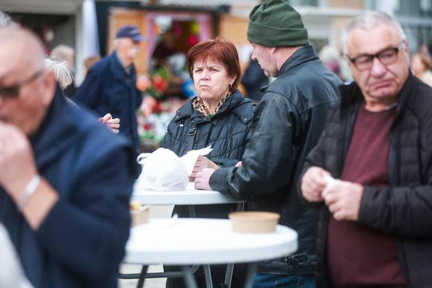 Velika Gorica: Gradona?elnik Krešimir A?kar povodom Uskrsa dijelio gra?anima prženu srdelu