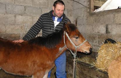 Teški dani:  Stanovnici naselja Sela i Trebeža plivaju u vodi 