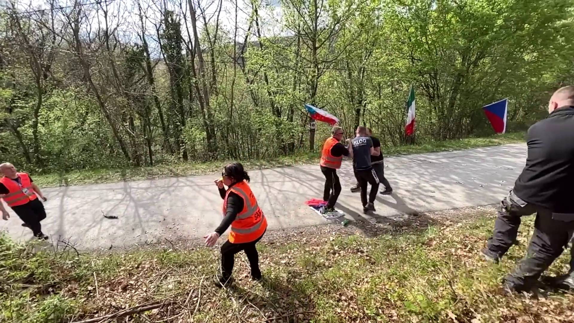 ŠOKANTAN VIDEO Navijači se tuku na stazi relija u Hrvatskoj! U zadnji tren izbjegli tragediju