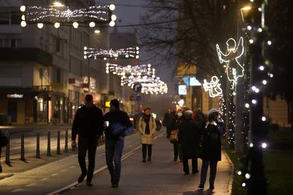 Advent u Osijeku: Osječani se šeću pod blagdanskim svjetlima