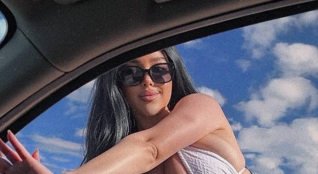 Na Sljemenu snijeg, a Claudia se u tangicama i grudnjaku sprema nasapunati auto