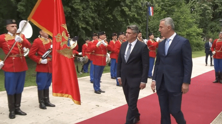 Milanović je 'promašio' zastavu Crne Gore, Đukanović ga hvatao za ruku i vraćao natrag