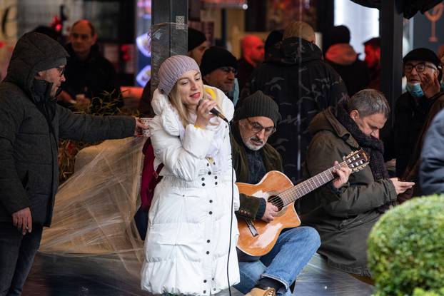 Zagreb: Admir Ćulumarević i Elma Burnić pjevaju za okupljene na Cvjetnom trgu