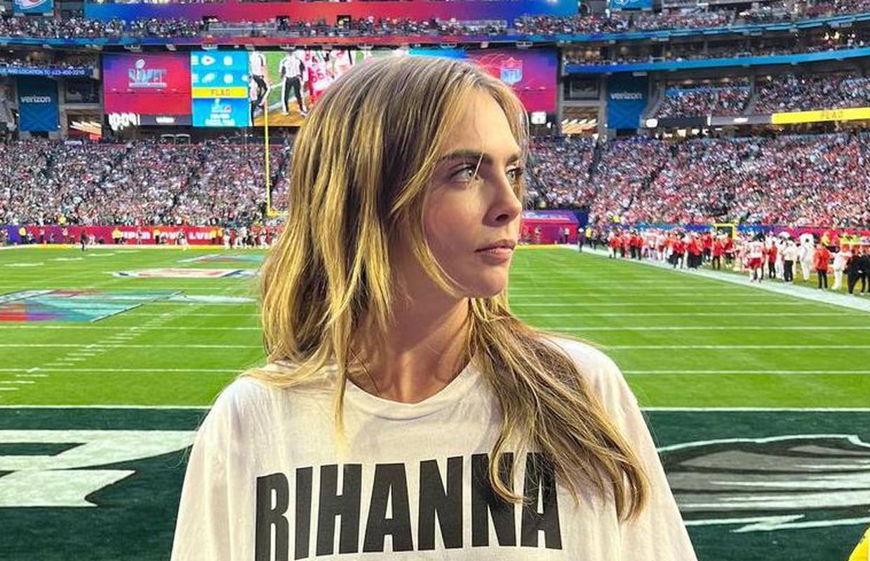 Cara Delevigne mamila poglede natpisom na majci: 'Prekinuli su koncert! Čudno, ali kako god...'