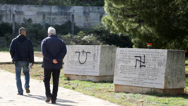 Å ibenik: U Spomen parku na Å ubiÄevcu grafitima devastirani spomenici poginulima