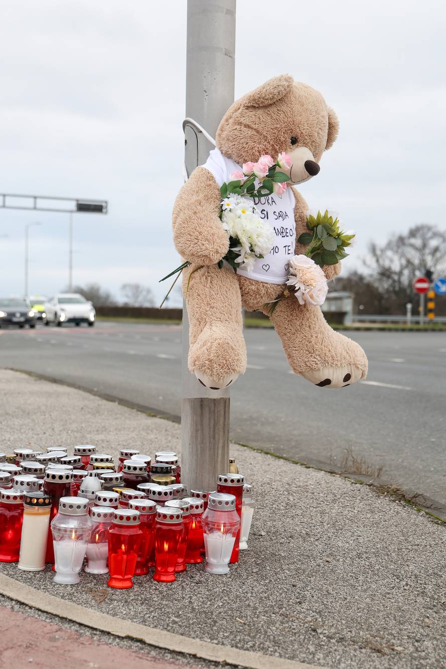 Zagreb: Medvjedić i svijeće na mjestu gdje je djevojka stradala u naletu automobila