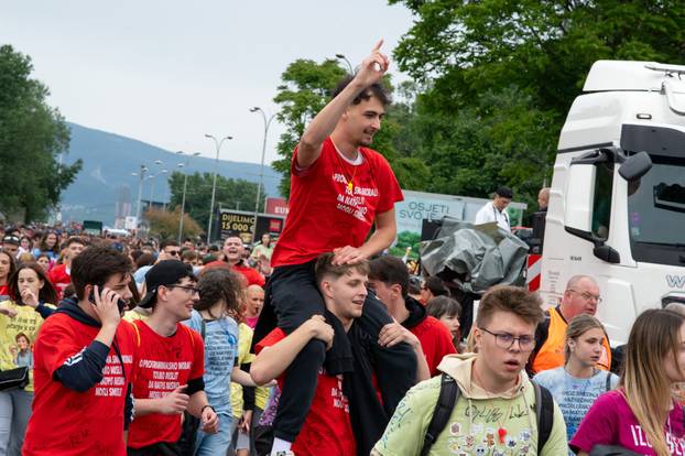 Zagreb: Kiša nije spriječila učenike da proslave kraj školovanja na Bundeku