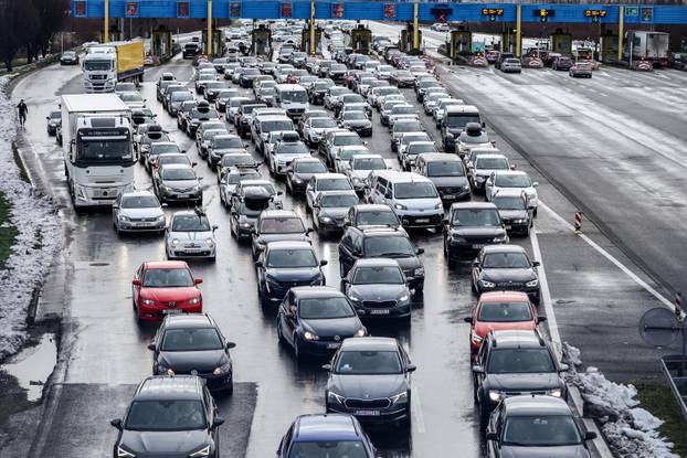 Početak skijaškog tjedna i kraj blagdana uzrok je gužve na graničnom prijelazu Bregana