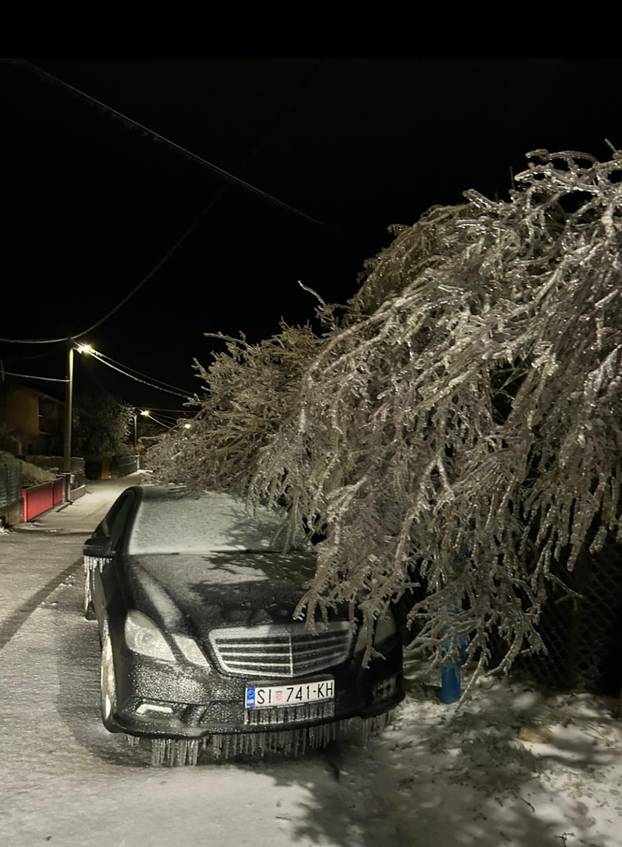 FOTO Smrznuti Knin: Pucaju stabla i grane, putnici satima zaglavljeni u vlaku...