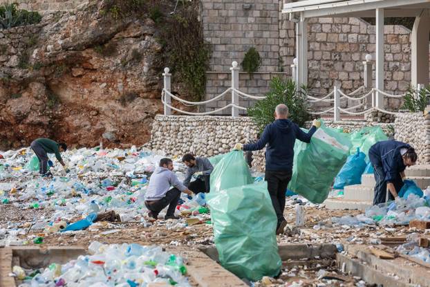 Dubrovnik: Čišćenje gradske plaže Banje od smeća i plastike nanesenih jugom