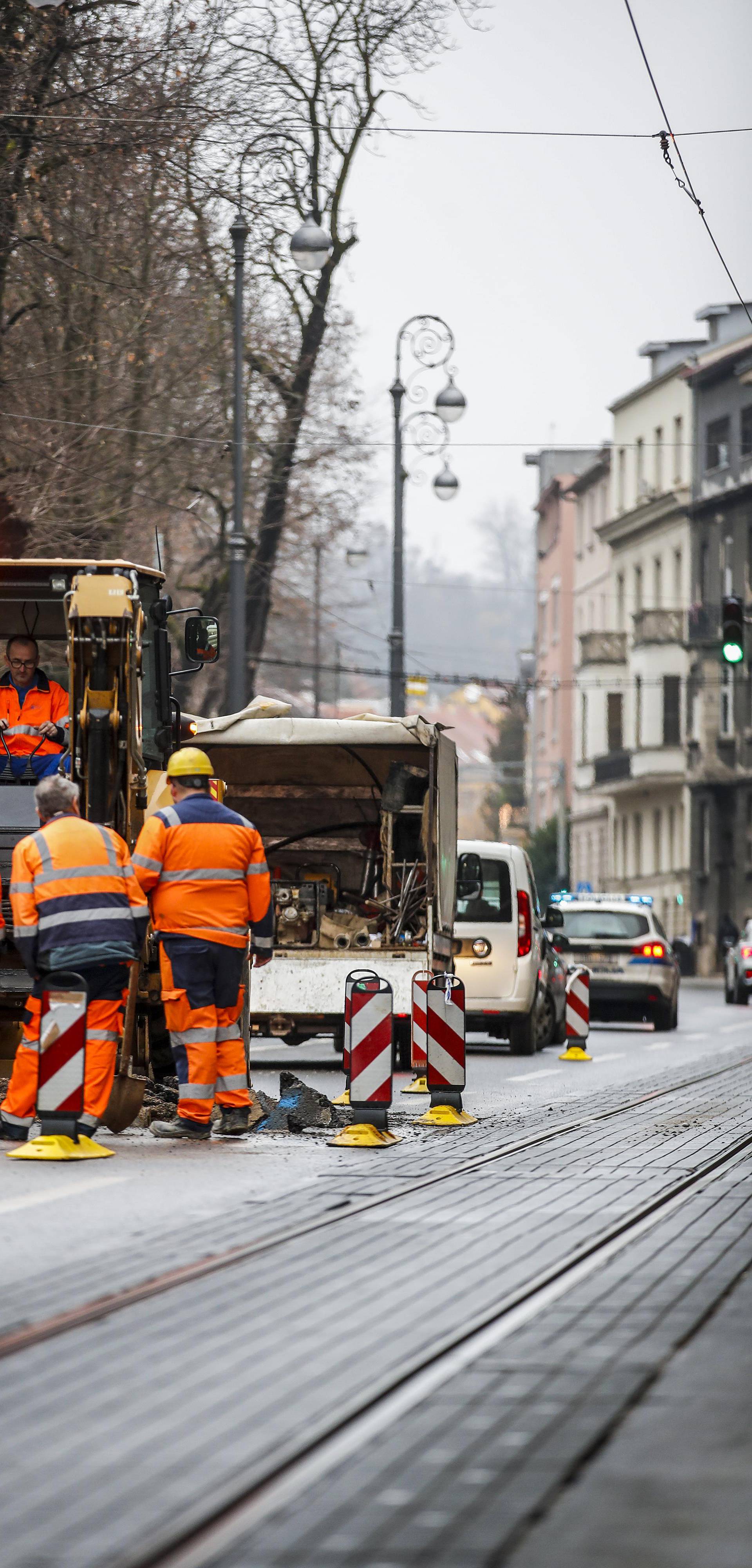 Zagreb: Radnici saniraju puknutu cijev na Ribnjaku