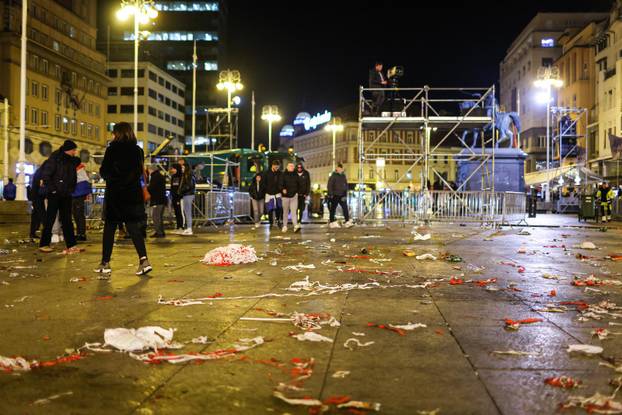Zagreb: Ubrzo nakon završetka dočeka počelo je čišćenje trga 