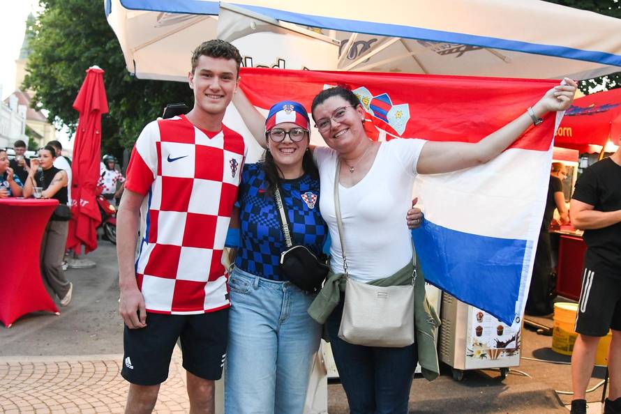 Bjelovar: Zaprešić Boysi zagrijavaju navijačku atmosferu  uoči utakmice Hrvatska - Engleska