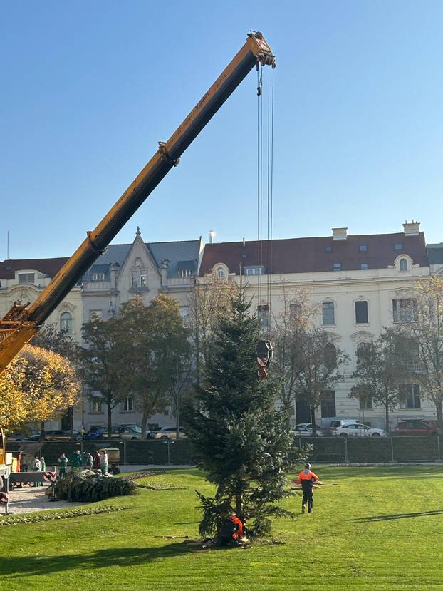 FOTO U Zagrebu se pripremaju za Advent: Slaže se klizalište...