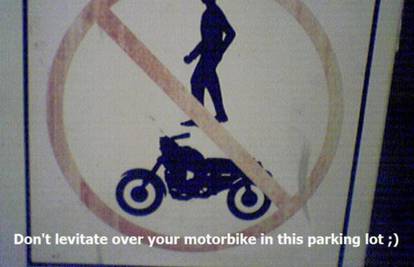 Molimo vas da ne levitirate iznad motocikla na parkiralištu