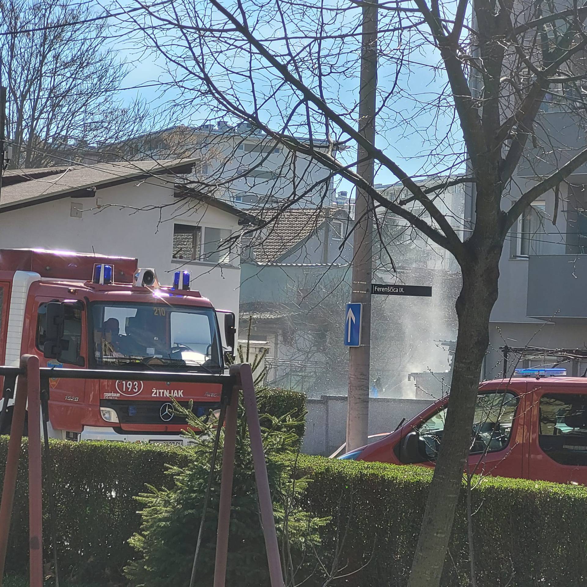 VIDEO Buktinja u Zagrebu: Na Ferenščici se zapalila garaža uz zgradu. U njoj bilo eksploziva?