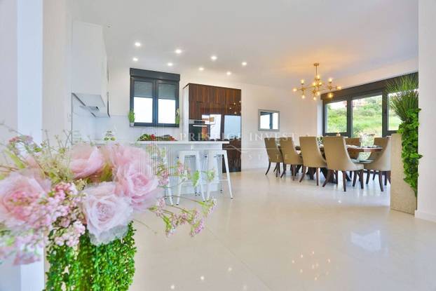 FOTO Kakva perverzija u Splitu! Vodeni raj i slike dizajnera. Ova vila se prodaje, a znamo i cijenu